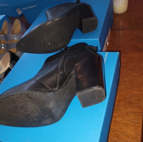 John Fluevog Room 406 (9) - Picture 7 of 7